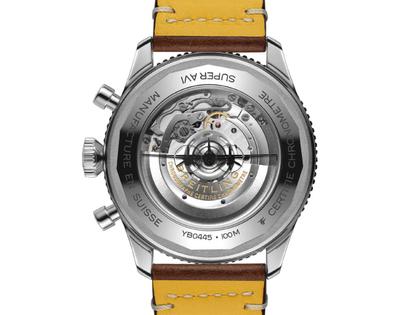 Breitling Super Avi B04 Chronograph GMT 46 Mosquito schwarzes Zifferblatt braunes Lederband – Herrenuhren Chronograph aus Edelstahl und Keramik. Das Gehäuse ist rund und silber. Das Lederarmband ist braun. Das Zifferblatt ist arabisch und schwarz. – Ansicht 4