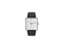 Nomos Glashütte Tetra 27 Handaufzug Edelstahl 27mm weißes Zifferblatt schwarzes Lederband – Damenuhren Uhr ohne Datum aus Edelstahl. Das Gehäuse ist quadratisch und silber. Das Lederarmband ist schwarz. Das Zifferblatt ist arabisch Index und silber.