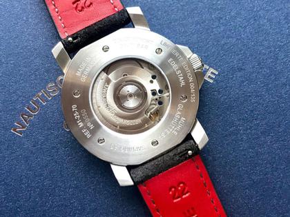 Mühle Glashütte 29er Casual Edition 135 Jahre Juwelier Roller Automatik Edelstahl 42,4mm rotes Zifferblatt graues Lederband – Herrenuhren Uhr mit Datum aus Edelstahl und Leder. Das Gehäuse ist rund und silber. Das Lederarmband ist grau. Das Zifferblatt ist ein Index in rot. – Ansicht 2