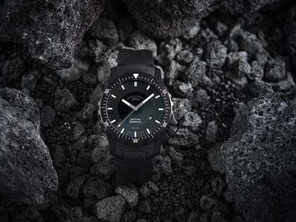 Mühle Glashütte Sea-Timer Blackmotion Automatik Edelstahl PVD-Schwarz 44mm schwarzes Zifferblatt schwarzes Kautschukband – Herrenuhren Uhr mit Datum aus Edelstahl, PVD beschichtet und Titancarbid beschichtet. Das Gehäuse ist rund und schwarz. Das Kautschuk / Kunststoff / Silikon Armband ist schwarz. Das Zifferblatt ist ein Index in schwarz. – Ansicht 2