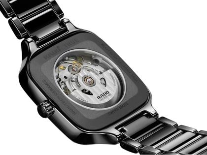 Rado True Square Open Heart Automatik Keramik 38mm schwarzes Zifferblatt schwarzes Keramikband – Herrenuhren Uhr ohne Datum aus Keramik und Titan. Das Gehäuse ist quadratisch und schwarz. Das Keramikarmband ist schwarz. Das Zifferblatt ist skelettiert und schwarz. – Ansicht 4