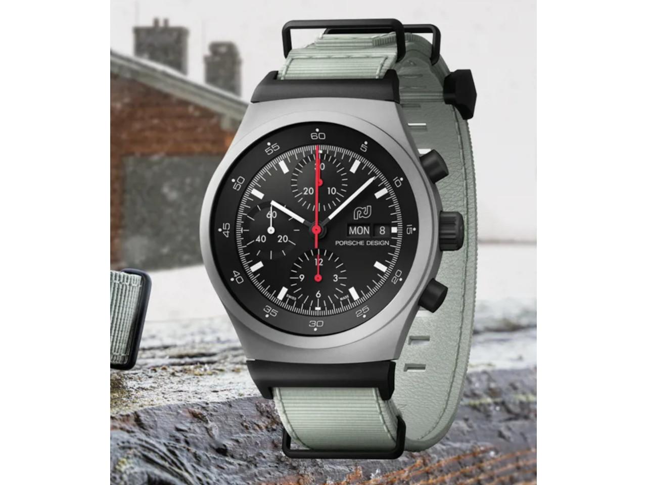 Porsche Design Chronograph 1 - 1972 Limited Edition GP 2023 – Herrenuhren Chronograph aus Titan. Das Gehäuse ist rund und silber. Das Textilarmband ist weiß. Das Zifferblatt ist ein Index in schwarz. – Ansicht 7