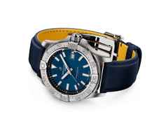 Breitling Avenger Automatik 42 Edelstahl blaues Zifferblatt dunkelblaues Lederband – Herrenuhren Uhr mit Datum aus Edelstahl und Leder. Das Gehäuse ist rund und silber. Das Lederarmband ist blau. Das Zifferblatt ist ein Index in blau. – Ansicht 3