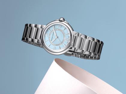 Maurice Lacroix Fiaba Colours Edition Quarz Edelstahl 32mm blaues Zifferblatt Metallband – Damenuhren Uhr ohne Datum aus Edelstahl. Das Gehäuse ist rund und silber. Das Edelstahlarmband ist silber. Das Zifferblatt ist arabisch Index und blau. – Ansicht 3
