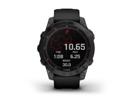 Garmin fenix 7 Sapphire Solar Titan schwarz beschichtet 47 mm Kautschukband schwarz – Herrenuhren Uhr Multifunktion aus DLC beschichtet, Kautschuk und Titan. Das Gehäuse ist rund und schwarz. Das Kautschuk / Kunststoff / Silikon Armband ist schwarz. Das Zifferblatt ist digital und silber. – Ansicht 2