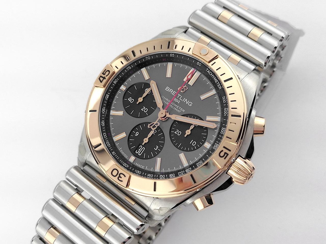Breitling Chronomat B01 Automatik Edelstahl 42mm graues Zifferblatt Metallband UB0134101B1U1 Full Set Occasion Refurbished – Herrenuhren Chronograph aus 750 Rotgold und Edelstahl. Das Gehäuse ist rund und silber-rotgold. Das Edelstahlarmband mit Gold ist silber-rotgold. Das Zifferblatt ist ein Index in grau. – Ansicht 4