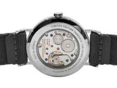 Nomos Glashütte Tangente 38 Datum "175 Years Watchmaking - Zirkus" Handaufzug Edelstahl cremeweißes Zifferblatt graues Textilband Glasboden 179.S1 Full Set Occasion Neu – Herrenuhren Uhr mit Datum aus Edelstahl. Das Gehäuse ist rund und silber. Das Textilarmband ist grau. Das Zifferblatt ist arabisch Index und weiß. – Ansicht 2