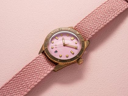 Oris Divers Sixty-Five Cotton Candy Automatik Bronze 38mm pinkes Zifferblatt rosa Textilband – Damenuhren Uhr mit Datum aus Bronze und Leder. Das Gehäuse ist rund und roségold. Das Textilarmband ist rosa. Das Zifferblatt ist ein Index in rosa. – Ansicht 2