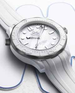 Omega Seamaster Diver 300M Automatik Keramik Titan 43,5mm Milano Cortina 2026 weißes Zifferblatt weißes Kautschukband – Herrenuhren Uhr ohne Datum aus Keramik und Titan. Das Gehäuse ist rund und weiß. Das Kautschuk / Kunststoff / Silikon Armband ist weiß. Das Zifferblatt ist ein Index in weiß. – Ansicht 5