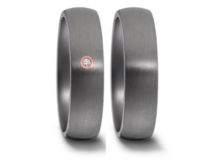 TeNo Partnerringe aus Tantal und Rotgold 5,5mm gewölbt mit Brillant 0,010ct – Ringe Ring mit Besatz in grau und aus 585 Rotgold und Tantal.