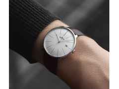 Junghans Meister fein Automatic Edelstahl 39mm silbernes Zifferblatt schwarzes Lederband – Herrenuhren Uhr mit Datum aus Edelstahl. Das Gehäuse ist rund und silber. Das Lederarmband ist schwarz. Das Zifferblatt ist ein Index in silber. – Ansicht 4