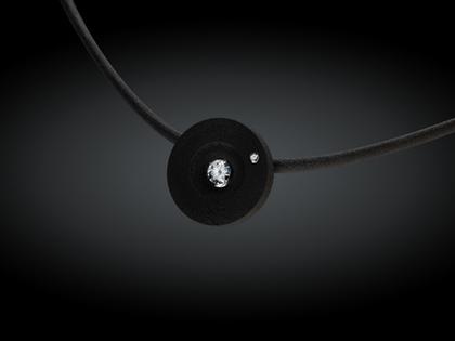 André Ribeiro Halsreif mit Anhänger Kreis Kautschuk mit Brillanten 0,26ct – Halsschmuck Collier aus 750 Weißgold, Edelstahl, Kautschuk und und .