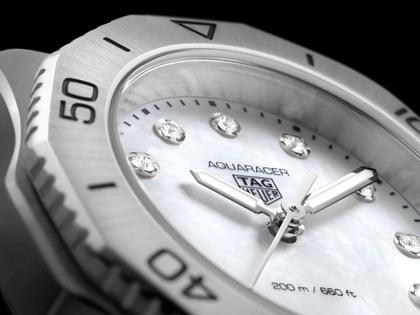 TAG Heuer Aquaracer Professional 200 Quarz Edelstahl 30mm weißes Perlmutt-Zifferblatt mit Brillanten Metallband – Damenuhren Uhr ohne Datum aus Edelstahl. Das Gehäuse ist rund und silber. Das Edelstahlarmband ist silber. Das Zifferblatt ist ein Index in weiß. – Ansicht 6