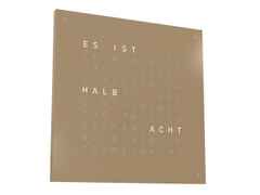Qlocktwo Earth 45 Hazelnut Monochrome Edition – Großuhren Wanduhr aus . Das Gehäuse ist quadratisch und weiß. Das Zifferblatt ist digital und grau.