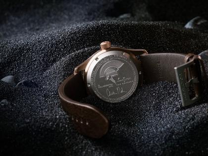 Hamilton Khaki Field The Odyssey Limited Edition Automatik Bronze 42mm schwarzes Zifferblatt braunes Lederband – Herrenuhren Uhr ohne Datum aus Bronze, Leder und Titan. Das Gehäuse ist rund und bronze. Das Lederarmband ist braun. Das Zifferblatt ist ohne Zeichen und schwarz. – Ansicht 7