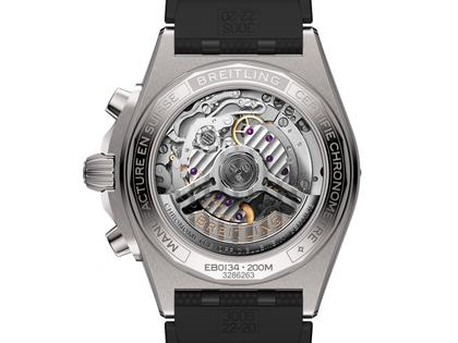 Breitling Chronomat B01 42 Automatik Titan graues Zifferblatt schwarzes Kautschukband – Herrenuhren Chronograph aus 950 Platin, Kautschuk und Titan. Das Gehäuse ist rund und grau. Das Kautschuk / Kunststoff / Silikon Armband ist schwarz. Das Zifferblatt ist ein Index in anthrazit. – Ansicht 2