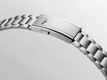 Longines Spirit Pilot Flyback Chronograph Handaufzug Edelstahl 39,5mm schwarzes Zifferblatt Metallband – Herrenuhren Chronograph aus Edelstahl. Das Gehäuse ist rund und silber. Das Edelstahlarmband ist silber. Das Zifferblatt ist arabisch und schwarz. – Ansicht 5
