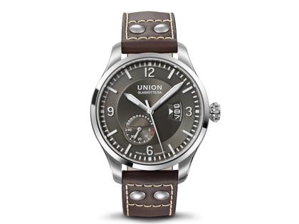 Herrenuhren Uhr mit Datum aus Edelstahl. Das Gehäuse ist rund und silber. Das Lederarmband ist braun. Das Zifferblatt ist arabisch Index und schwarz.