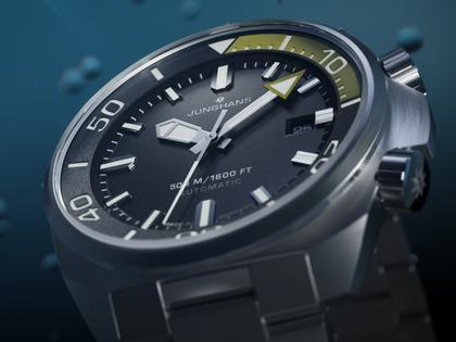 Junghans Aquaris Diver Automatik Edelstahl 47mm schwarzes Zifferblatt Metallband und schwarzes Kautschukband – Herrenuhren Uhr mit Datum aus Edelstahl und Kautschuk. Das Gehäuse ist rund und silber. Das Edelstahlarmband ist silber. Das Zifferblatt ist ein Index in schwarz. – Ansicht 3