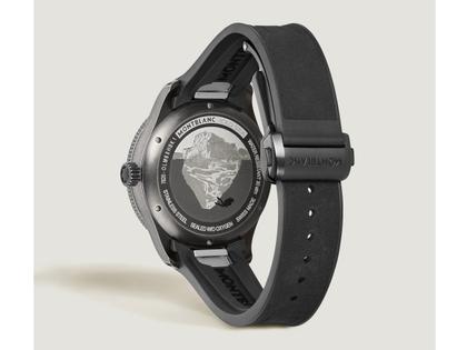 Montblanc 1858 Iced Sea Date 0 Oxygen Automatik Edelstahl 41mm graues Zifferblatt schwarzes Kautschukband – Herrenuhren Uhr mit Datum aus Edelstahl, Kautschuk und Keramik. Das Gehäuse ist rund und schwarz. Das Kautschuk / Kunststoff / Silikon Armband ist schwarz. Das Zifferblatt ist arabisch Index und grau. – Ansicht 4