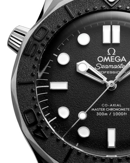 Omega Seamaster Diver 300M  Automatik Edelstahl 42mm Spectre Edition schwarzes Zifferblatt Metallband – Herrenuhren Uhr ohne Datum aus Edelstahl und Titan. Das Gehäuse ist rund und silber. Das Edelstahlarmband ist silber. Das Zifferblatt ist ein Index in schwarz. – Ansicht 4