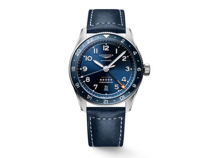 Longines Spirit Zulu Time Automatik Edelstahl 42mm blaues Zifferblatt blaues Lederband – Herrenuhren Uhr mit Datum aus Edelstahl, Keramik und Leder. Das Gehäuse ist rund und silber. Das Lederarmband ist blau. Das Zifferblatt ist arabisch und blau.