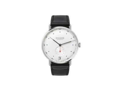 Nomos Glashütte Metro 38 Datum Handaufzug Edelstahl 38,5mm weißes Zifferblatt schwarzes Lederband Stahlboden – Herrenuhren Uhr mit Datum aus Edelstahl und Leder. Das Gehäuse ist rund und silber. Das Lederarmband ist schwarz. Das Zifferblatt ist ein Index in silber.