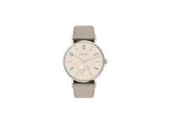 Nomos Glashütte Tangente 33 Champagner Handaufzug Edelstahl 33mm beiges Zifferblatt beiges Lederband Glasboden – Damenuhren Uhr ohne Datum aus Edelstahl. Das Gehäuse ist rund und silber. Das Lederarmband ist beige. Das Zifferblatt ist arabisch Index und beige.