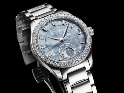 Glashütte Original Lady Serenade Luna Automatik Edelstahl 32,5mm blaues Perlmutt-Zifferblatt Metallband – Damenuhren Uhr ohne Datum aus Edelstahl und Leder. Das Gehäuse ist rund und silber. Das Edelstahlarmband ist silber. Das Zifferblatt ist ein Index in blau. – Ansicht 3