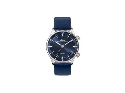Sinn Spezialuhren 6033 B Frankfurter Finanzplatzuhr Limited Edition Automatik Edelstahl 34mm blaues Zifferblatt Metallband – Herrenuhren Uhr mit Datum aus Edelstahl. Das Gehäuse ist rund und silber. Das Edelstahlarmband ist silber. Das Zifferblatt ist arabisch Index und blau. – Ansicht 2
