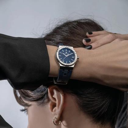 Maurice Lacroix Aikon Quartz Edelstahl 35mm blaues Zifferblatt blaues Kautschukband – Damenuhren Uhr mit Datum aus Edelstahl, Kautschuk, PVD beschichtet und vergoldet. Das Gehäuse ist rund und silber. Das Kautschuk / Kunststoff / Silikon Armband ist blau. Das Zifferblatt ist ein Index in blau. – Ansicht 5
