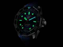 TAG Heuer Aquaracer Professional 300 Date Automatik Edelstahl 42mm blaues Zifferblatt blaues Kautschukband – Herrenuhren Uhr mit Datum aus Edelstahl und Keramik. Das Gehäuse ist rund und silber. Das Kautschuk / Kunststoff / Silikon Armband ist blau. Das Zifferblatt ist ein Index in blau. – Ansicht 6