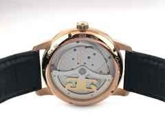 Glashütte Original PanoMaticInverse Automatik Rotgold 42mm silbernes Zifferblatt schwarzes Lederband 1-91-02-01-05-62 Full Set Occasion Refurbished – Herrenuhren Uhr mit Datum aus 750 Rotgold und 925 Silber. Das Gehäuse ist rund und rotgold. Das Lederarmband Kroko / Alligator ist schwarz. Das Zifferblatt ist ein Index in silber. – Ansicht 2