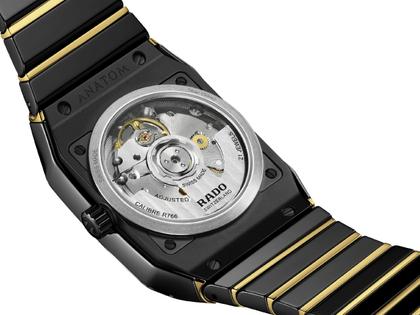 Rado Anatom Automatik Keramik 32,5mm schwarzes Zifferblatt schwarzes Keramikband – Damenuhren Uhr mit Datum aus Edelstahl, Keramik und PVD beschichtet. Das Gehäuse ist rechteckig und schwarz. Das Keramikarmband ist schwarz. Das Zifferblatt ist ein Index in schwarz. – Ansicht 4