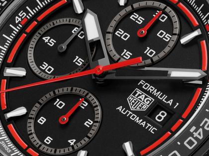 TAG Heuer Formula 1 Chronograph Automatik Titan 44mm schwarzes Zifferblatt schwarzes Kautschukband – Herrenuhren Chronograph aus Aluminium, DLC beschichtet, Kautschuk und Titan. Das Gehäuse ist rund und grau. Das Kautschuk / Kunststoff / Silikon Armband ist schwarz. Das Zifferblatt ist ein Index in schwarz. – Ansicht 5