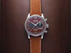 Union Glashütte Noramis Chronograph Sachsen Classic 2023 Limited Edition Automatik Edelstahl 42mm braunes Zifferblatt braunes Lederband – Herrenuhren Chronograph aus Edelstahl. Das Gehäuse ist rund und silber. Das Lederarmband ist braun. Das Zifferblatt ist arabisch Index und braun. – Ansicht 5