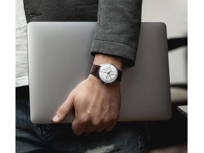 Junghans Meister Chronoscope Automatik Edelstahl 41mm versilbertes Zifferblatt braunes Lederband – Herrenuhren Chronograph aus Edelstahl und Leder. Das Gehäuse ist rund und silber. Das Lederarmband Strauß ist braun. Das Zifferblatt ist ein Index in silber. – Ansicht 3