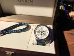 Union Glashütte Belisar Chronograph Mondphase Sachsen Classic 2019 Limited Edition Automatik Edelstahl 44mm weißes Zifferblatt blaues Lederband – Herrenuhren Chronograph aus Edelstahl. Das Gehäuse ist rund und silber. Das Lederarmband ist blau. Das Zifferblatt ist arabisch Index und weiß. – Ansicht 2