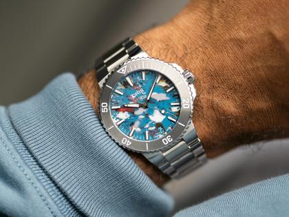 Oris Aquis Date Upcycle Calibre 400 Automatik Edelstahl 43,5mm mehrfarbiges Zifferblatt Metallband – Herrenuhren Uhr mit Datum aus Edelstahl und Wolfram. Das Gehäuse ist rund und silber. Das Edelstahlarmband ist silber. Das Zifferblatt ist ein Index in mehrfarbig. – Ansicht 4