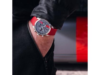Union Glashütte Belisar Chronograph Speedster Limited Edition 2024 Automatik Edelstahl 44mm graues Zifferblatt graues Lederband – Herrenuhren Chronograph aus Edelstahl. Das Gehäuse ist rund und silber. Das Lederarmband ist schwarz. Das Zifferblatt ist arabisch Index und grau. – Ansicht 4