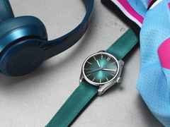 H. Moser & Cie. Pioneer Centre Seconds Fumé Blue Lagoon Mega Cool Automatik Edelstahl 42,8mm türkises Zifferblatt türkises Textilband – Herrenuhren Uhr ohne Datum aus Edelstahl. Das Gehäuse ist rund und silber. Das Textilarmband ist schwarz. Das Zifferblatt ist ein Index in grün. – Ansicht 5