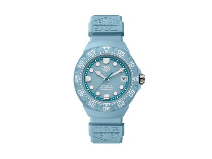 Herrenuhren Uhr mit Datum aus Edelstahl, Kautschuk und Kunststoff. Das Gehäuse ist rund und silber. Das Kautschuk / Kunststoff / Silikon Armband ist blau. Das Zifferblatt ist ein Index in blau.
