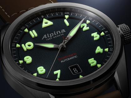 Alpina Startimer Pilot Automatik Edelstahl 40mm blaues Zifferblatt braunes Lederband – Herrenuhren Uhr mit Datum aus Edelstahl und Leder. Das Gehäuse ist rund und silber. Das Lederarmband ist braun. Das Zifferblatt ist arabisch Index und blau. – Ansicht 4
