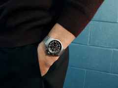 Porsche Design Chronograph 1 - All Titanium Numbered Edition – Herrenuhren Chronograph aus Edelstahl und PVD beschichtet. Das Gehäuse ist rund und silber. Das Titanarmband ist silber. Das Zifferblatt ist ein Index in schwarz. – Ansicht 7