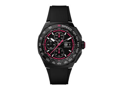 TAG Heuer Formula 1 Chronograph Automatik Titan 44mm Schwarz-DLC schwarzes Zifferblatt schwarzes Kautschukband – Herrenuhren Chronograph aus Aluminium, DLC beschichtet, Edelstahl, Kautschuk und Titan. Das Gehäuse ist rund und schwarz. Das Kautschuk / Kunststoff / Silikon Armband ist schwarz. Das Zifferblatt ist ein Index in schwarz.