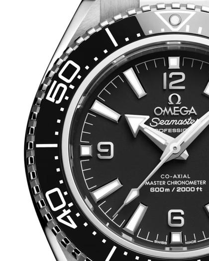 Omega Seamaster Planet Ocean 600M Automatik Edelstahl 42mm schwarzes Zifferblatt schwarze Keramiklünette Metallband – Herrenuhren Uhr ohne Datum aus Edelstahl und Keramik. Das Gehäuse ist rund und silber. Das Edelstahlarmband ist silber. Das Zifferblatt ist arabisch Index und schwarz. – Ansicht 3
