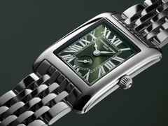 Frederique Constant Classics Carree Small Seconds Quarz Edelstahl 36x25mm grünes Zifferblatt Metallband – Damenuhren Uhr mit Datum aus Edelstahl. Das Gehäuse ist rechteckig und silber. Das Edelstahlarmband ist silber. Das Zifferblatt ist römisch und grün. – Ansicht 4