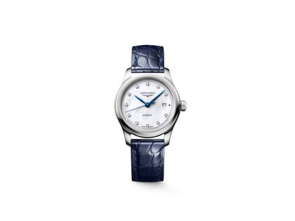 Longines Master Collection Automatik Edelstahl 30mm weißes Perlmutt-Zifferblatt mit Diamanten blaues Lederband – Damenuhren Uhr mit Datum aus Edelstahl und Leder. Das Gehäuse ist rund und silber. Das Lederarmband Kroko / Alligator ist blau. Das Zifferblatt ist ein Index in weiß.