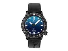 Sinn Spezialuhren U1 S Roller Limited Edition - Chemnitz Kulturhauptstadt2025 - Automatik U-Boot-Stahl 44mm blaues Zifferblatt schwarzes Kautschukband – Herrenuhren Uhr mit Datum aus Edelstahl, Kautschuk, Metall und PVD beschichtet. Das Gehäuse ist rund und schwarz. Das Kautschuk / Kunststoff / Silikon Armband ist schwarz. Das Zifferblatt ist ein Index in blau.