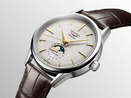 Longines Flagship Heritage Automatik Edelstahl 38,5mm beiges Zifferblatt braunes Lederband – Herrenuhren Uhr mit Datum aus Edelstahl, Leder und vergoldet. Das Gehäuse ist rund und silber. Das Lederarmband Kroko / Alligator ist braun. Das Zifferblatt ist ein Index in silber. – Ansicht 2